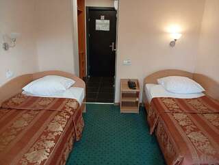 Гостиница Новокузнецкая Новокузнецк 2-местный 1-комнатный номер стандарт с 2 односпальными кроватями-3