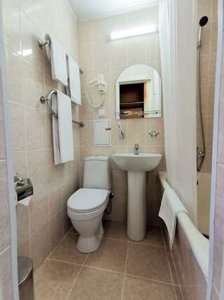 Гостиница Новокузнецкая Новокузнецк 1-местный 1-комнатный номер стандарт с 1 односпальной кроватью-2