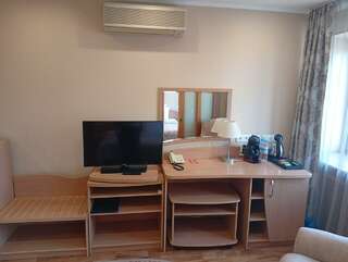 Гостиница Новокузнецкая Новокузнецк 2-комнатный номер делюкс с 1 двуспальной кроватью-9