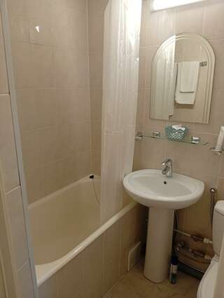 Гостиница Новокузнецкая Новокузнецк 1-местный 1-комнатный номер стандарт с 1 односпальной кроватью-8