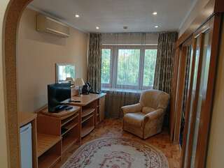 Гостиница Новокузнецкая Новокузнецк 2-комнатный номер делюкс с 1 двуспальной кроватью-7