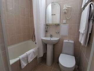 Гостиница Новокузнецкая Новокузнецк 2-местный 1-комнатный номер стандарт с 2 односпальными кроватями-6