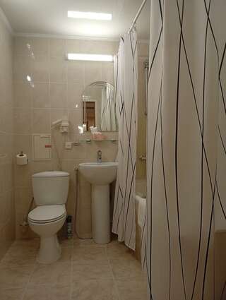 Гостиница Новокузнецкая Новокузнецк 2-комнатный номер делюкс с 1 двуспальной кроватью-6