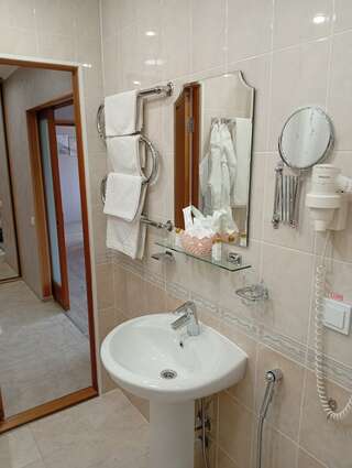 Гостиница Новокузнецкая Новокузнецк 2-местный 3-комнатный номер люкс-5