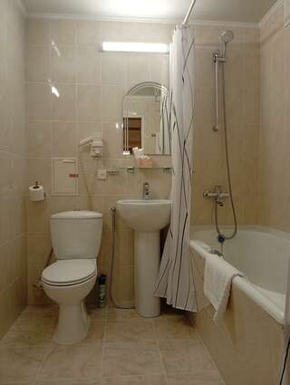 Гостиница Новокузнецкая Новокузнецк 2-комнатный номер делюкс с 1 двуспальной кроватью-4